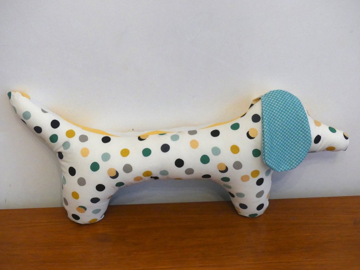 The Sausage Dog Pillow - Free Pattern - MadamSew