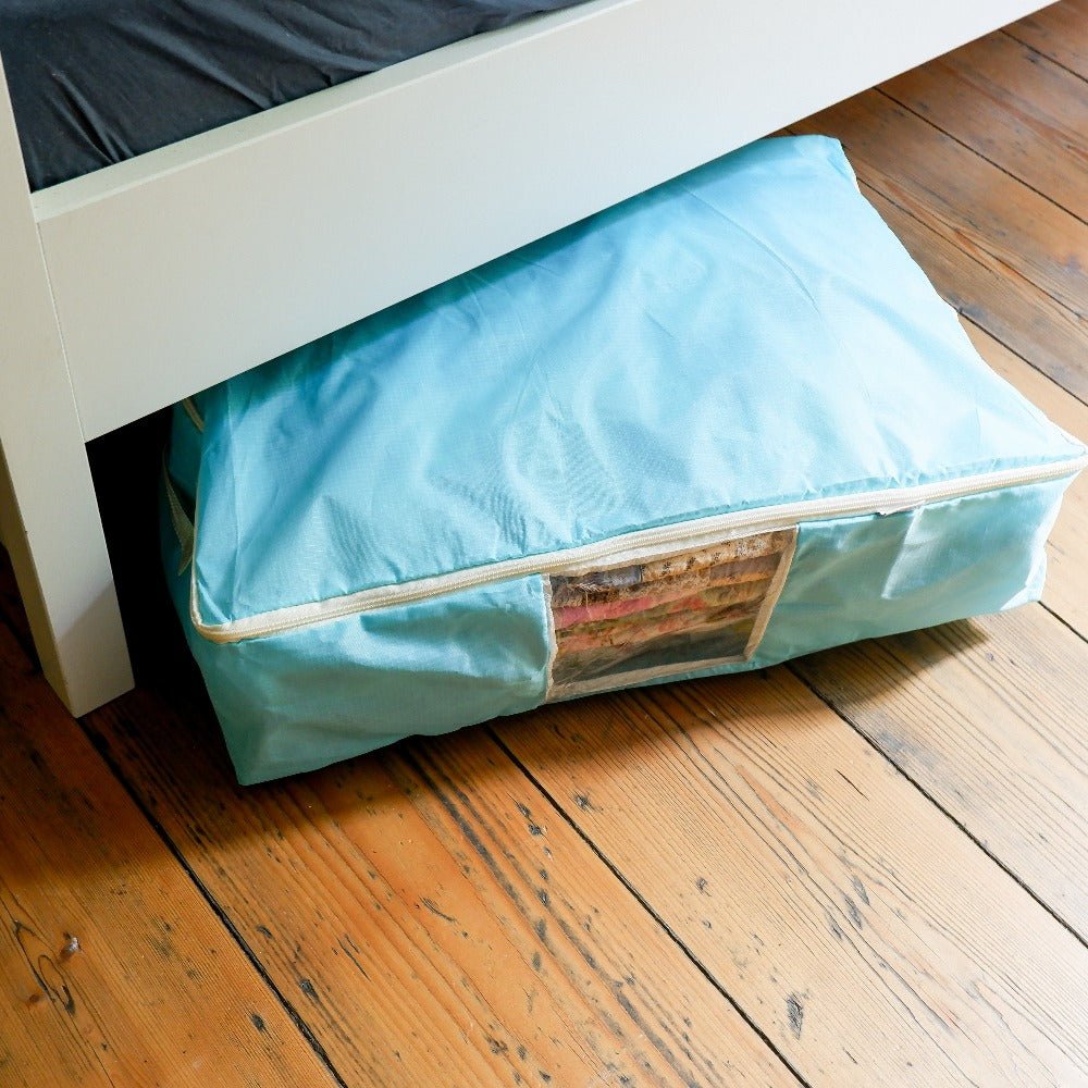 Quilt storage bag that fits under a bed