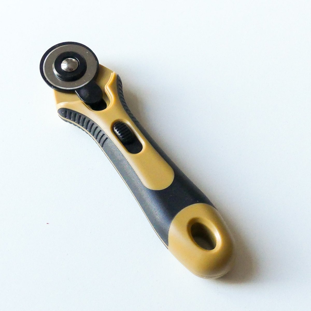 28 mm roatry cutter in yellow and black on white background