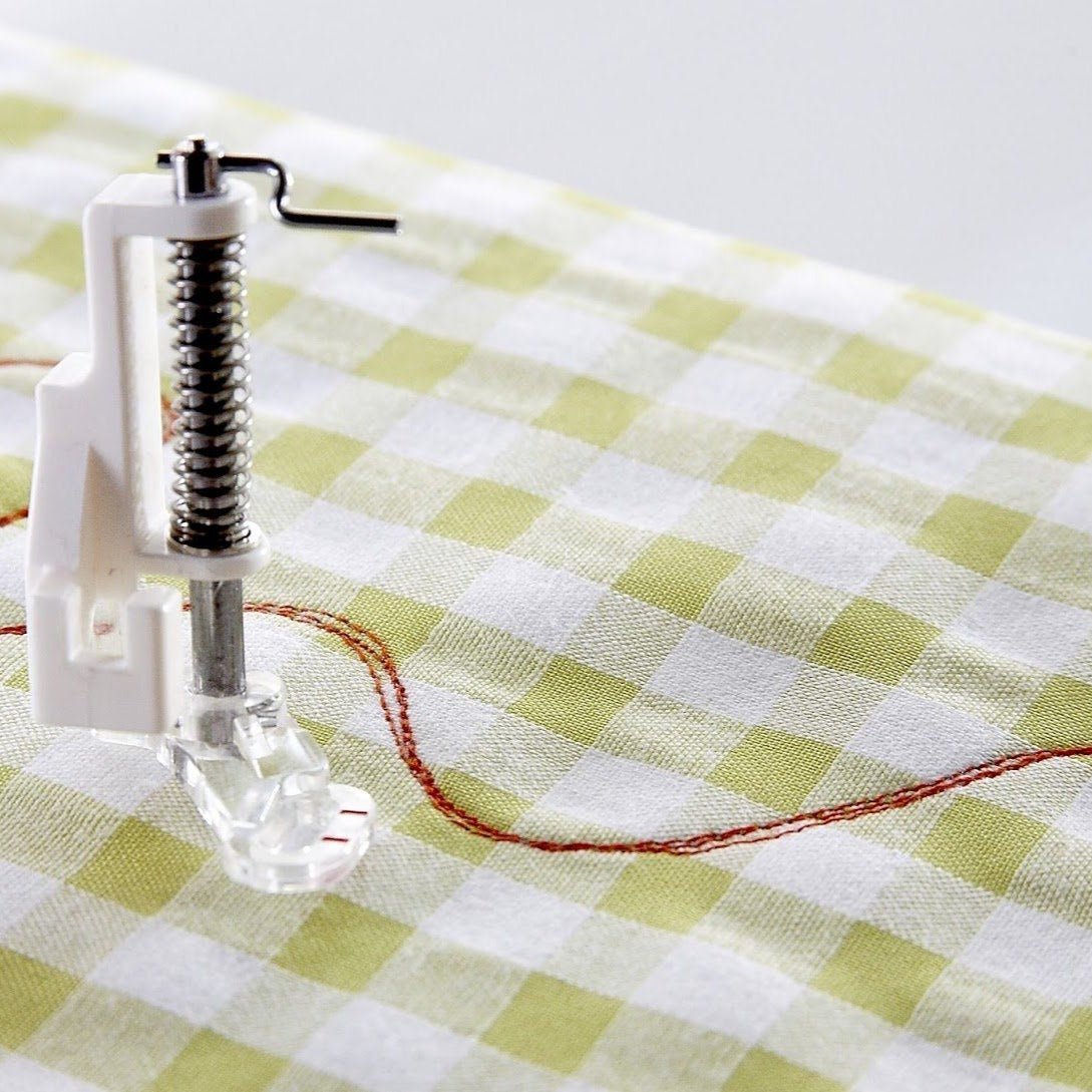 Thread stitching using the Darning Foot, low-shank machine presser foot