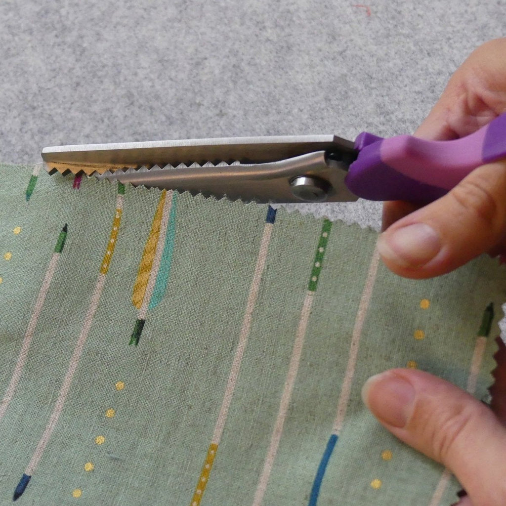 cutting fabrics with pinking shears