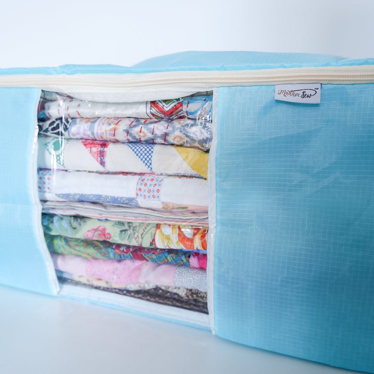 Quilt storage bag with a window