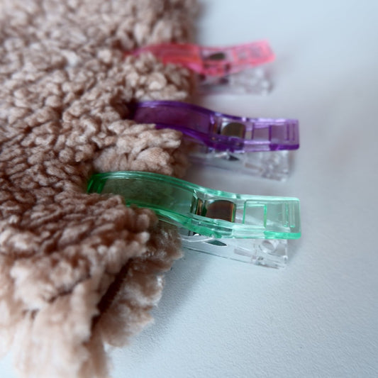 XL clips holding fur fabric